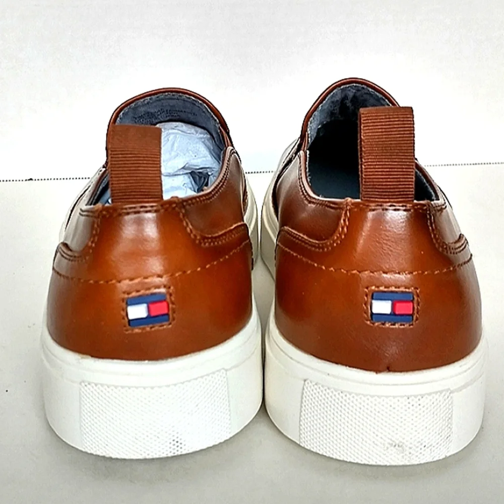New w/Box Tommy Hilfiger Kozal Vegan Leather Burnished Med Brown Slip-On Loafers